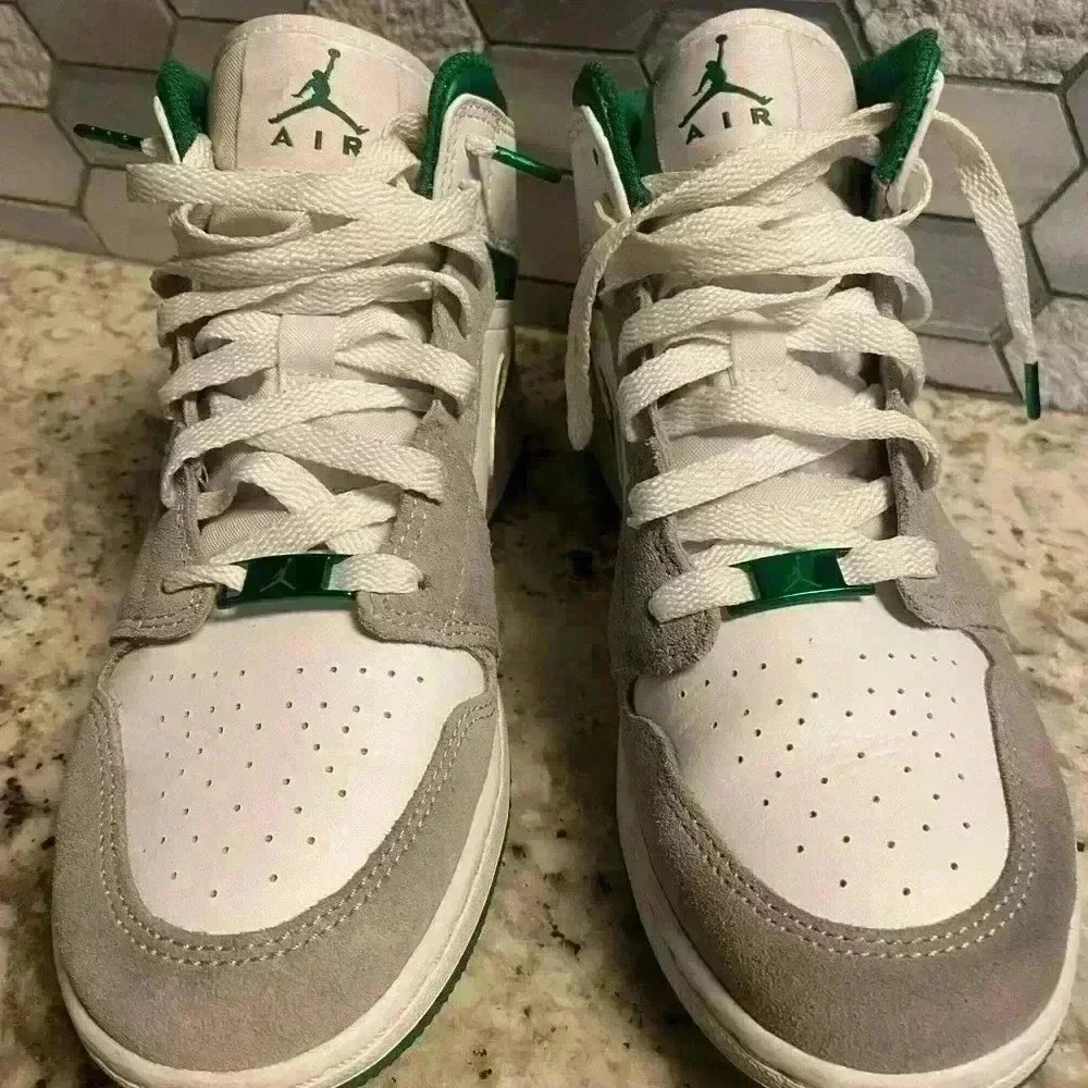 Air Jordan 1 Med SE In Pine Green size 6.5Y - Picture 2 of 8